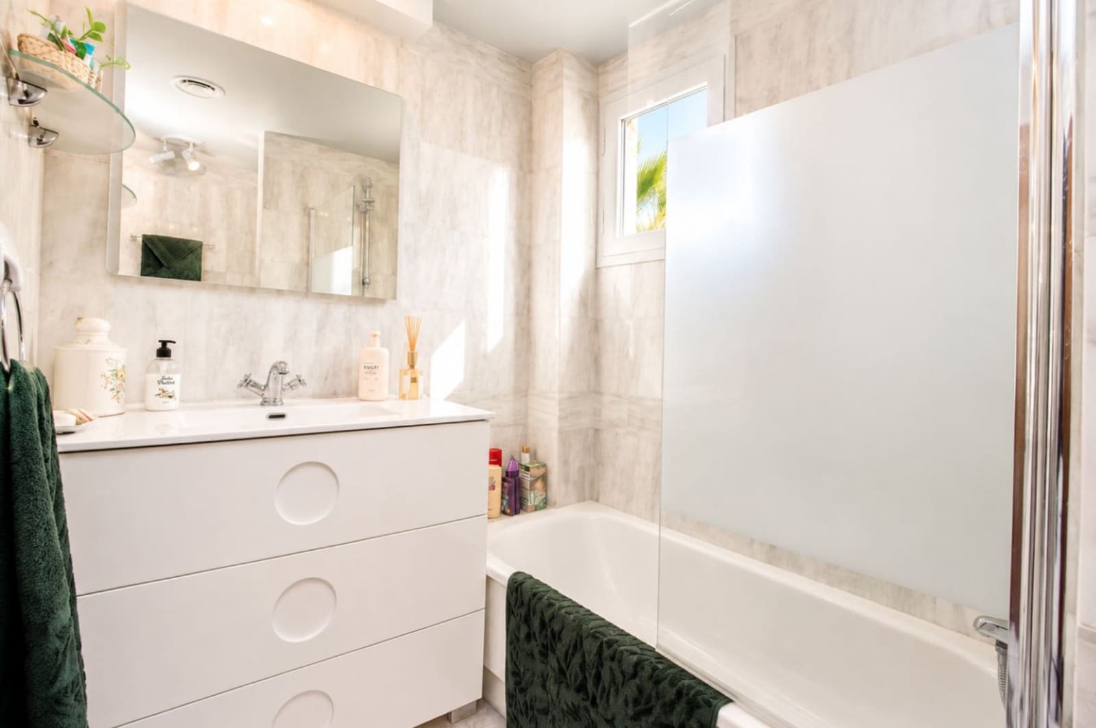 Apartment for sale in Nueva Andalucia with pool garage - € 450,000 (Ref: 10153912)