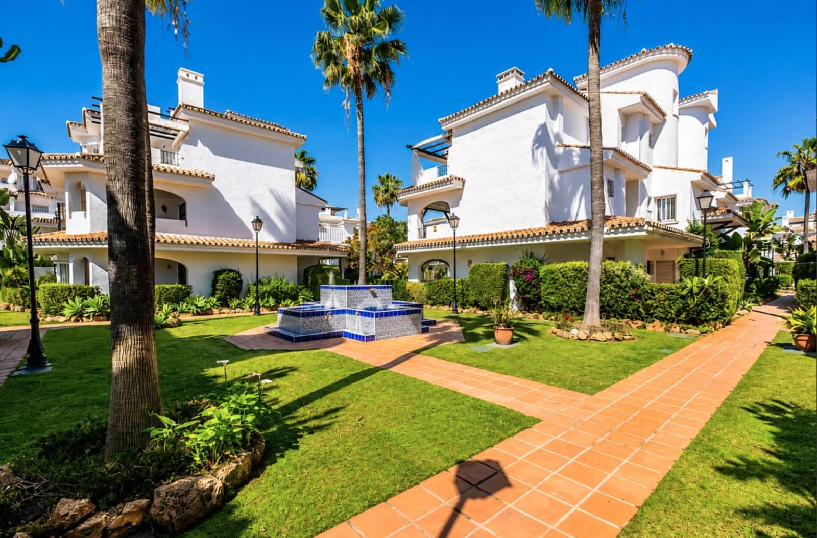 Apartment for sale in Nueva Andalucia with pool garage - € 450,000 (Ref: 10153912)