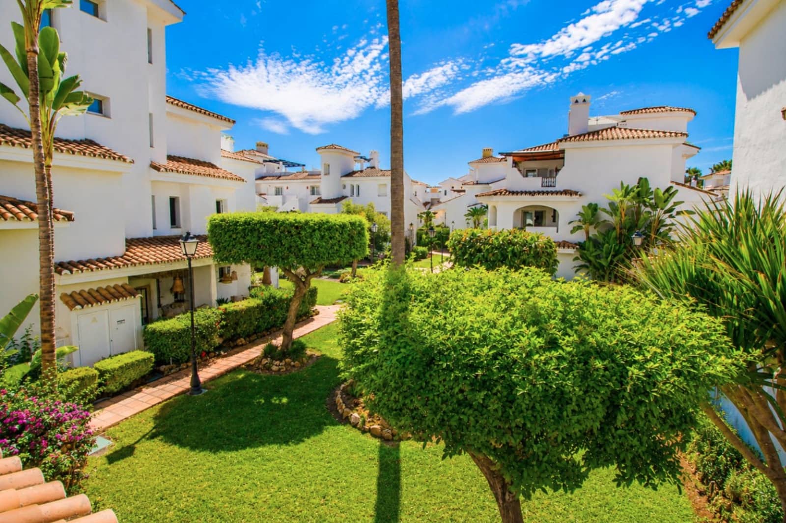Apartment for sale in Nueva Andalucia with pool garage - € 450,000 (Ref: 10153912)