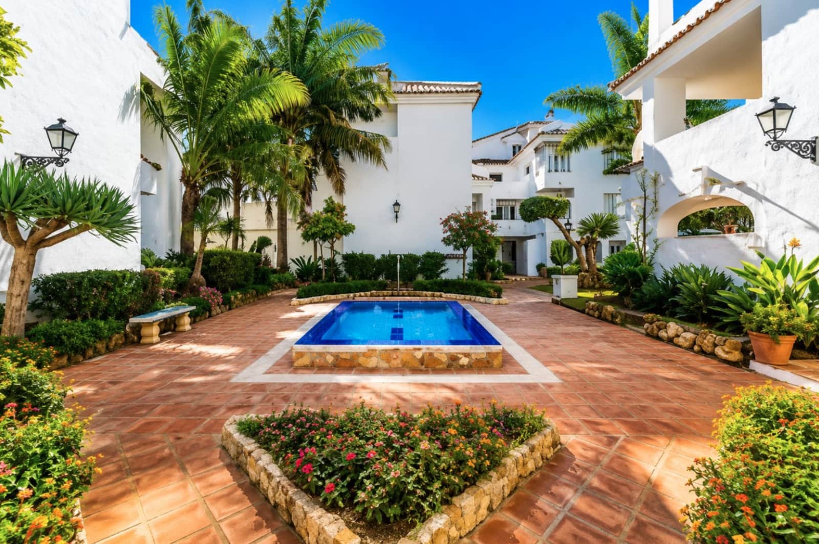 Apartment for sale in Nueva Andalucia with pool garage - € 450,000 (Ref: 10153912)
