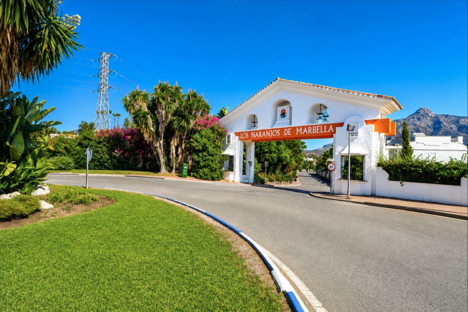 Apartment for sale in Nueva Andalucia with pool garage - € 450,000 (Ref: 10153912)