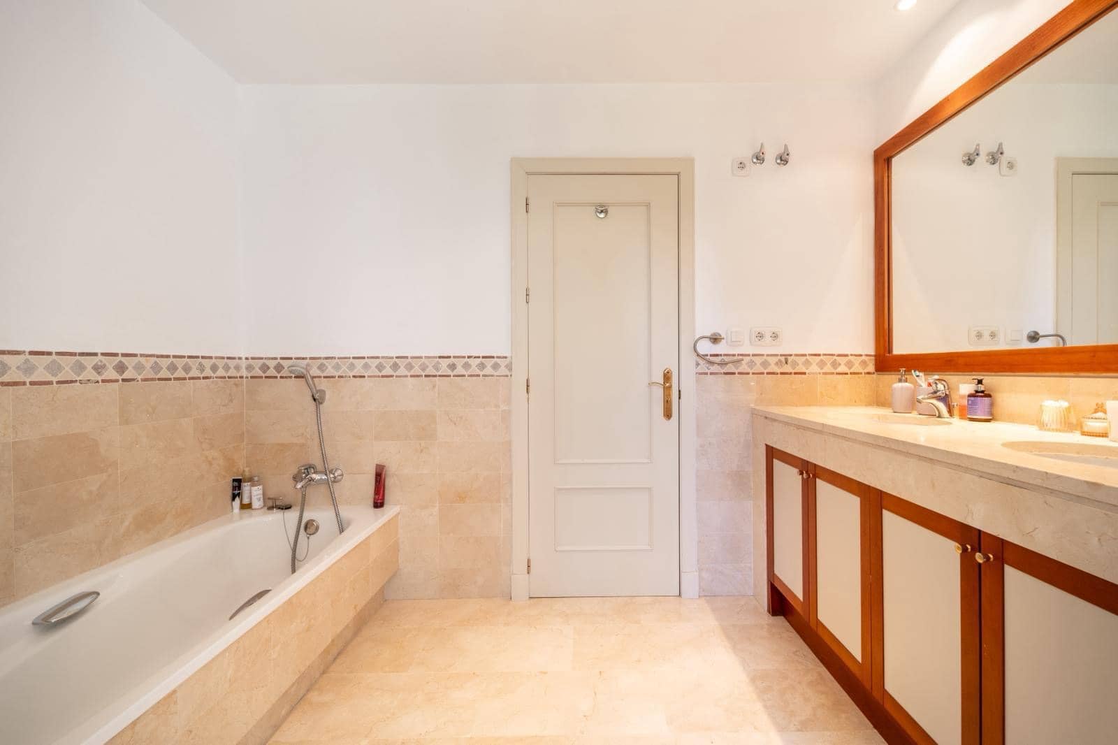 3 quarto Apartamento para arrendar em Marbella com piscina garagem - 3 300 € (Ref: 10173080)