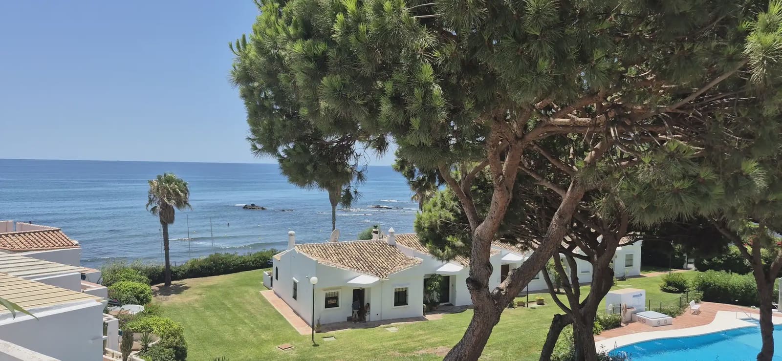 2 bedroom Beach Apartment for sale in Mijas with pool - € 478,000 (Ref: 10158189)