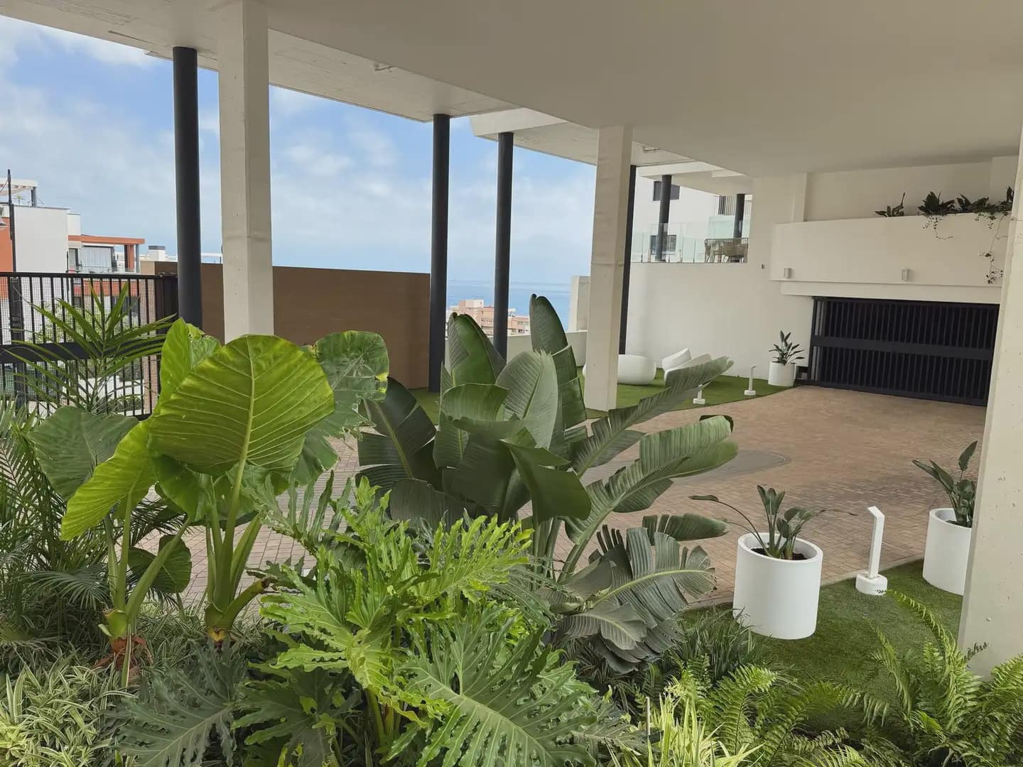 2 bedroom Beach Apartment for sale in Fuengirola with pool garage - € 748,000 (Ref: 10158251)