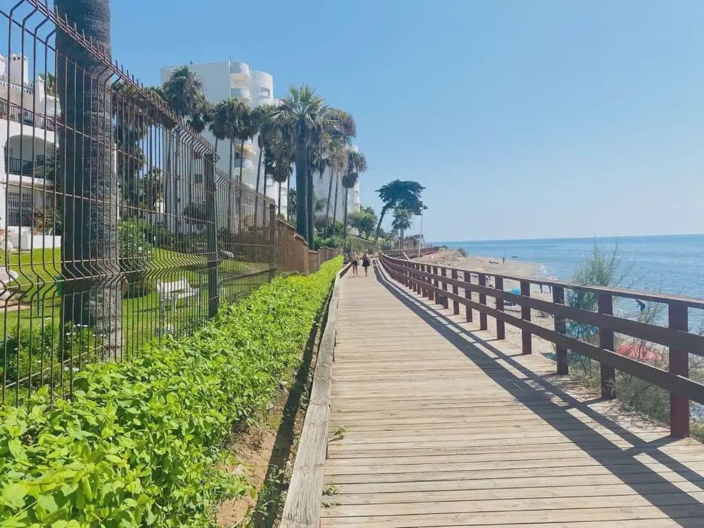 2 soveværelse Strandlejlighed til leje i Mijas med swimmingpool garage - € 1.500 (Ref: 10158259)