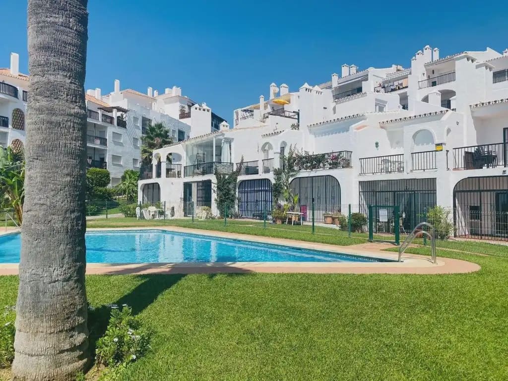 2 soveværelse Strandlejlighed til leje i Mijas med swimmingpool garage - € 1.500 (Ref: 10158259)