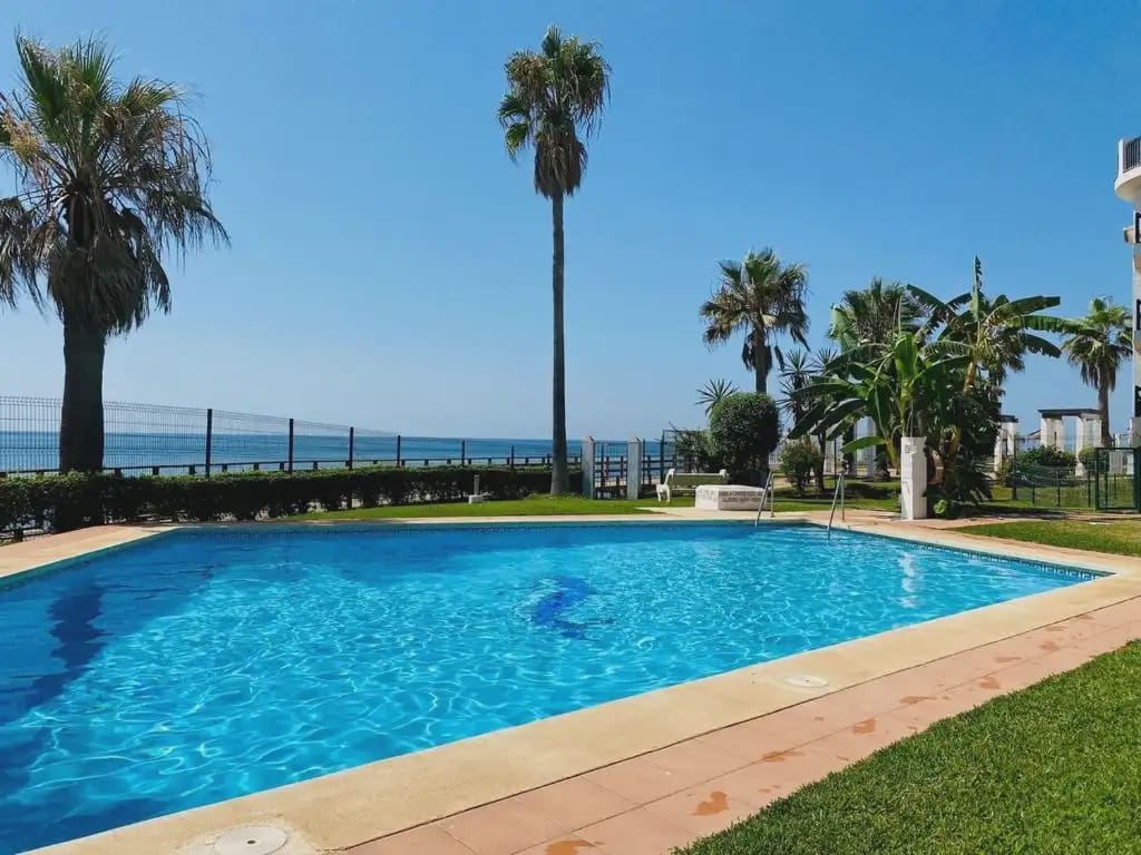 2 soveværelse Strandlejlighed til leje i Mijas med swimmingpool garage - € 1.500 (Ref: 10158259)