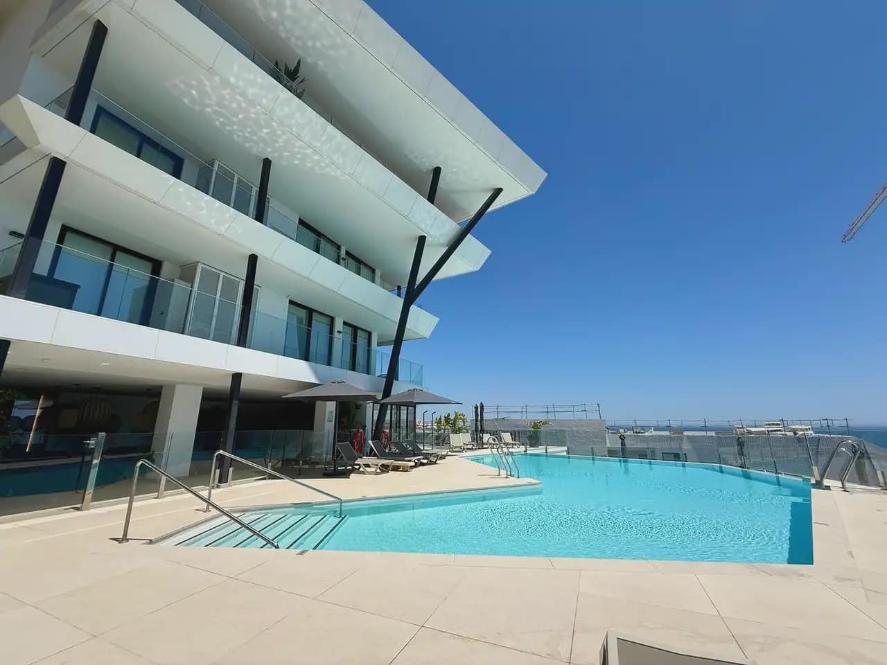 2 soveværelse Strandlejlighed til salg i Fuengirola med swimmingpool garage - € 994.000 (Ref: 10158292)