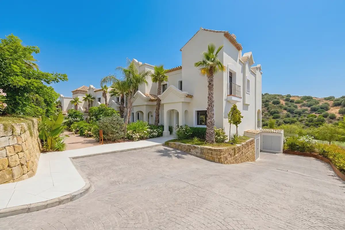 3 bedroom Semi-detached Villa for sale in Estepona with pool garage - € 470,250 (Ref: 10181061)