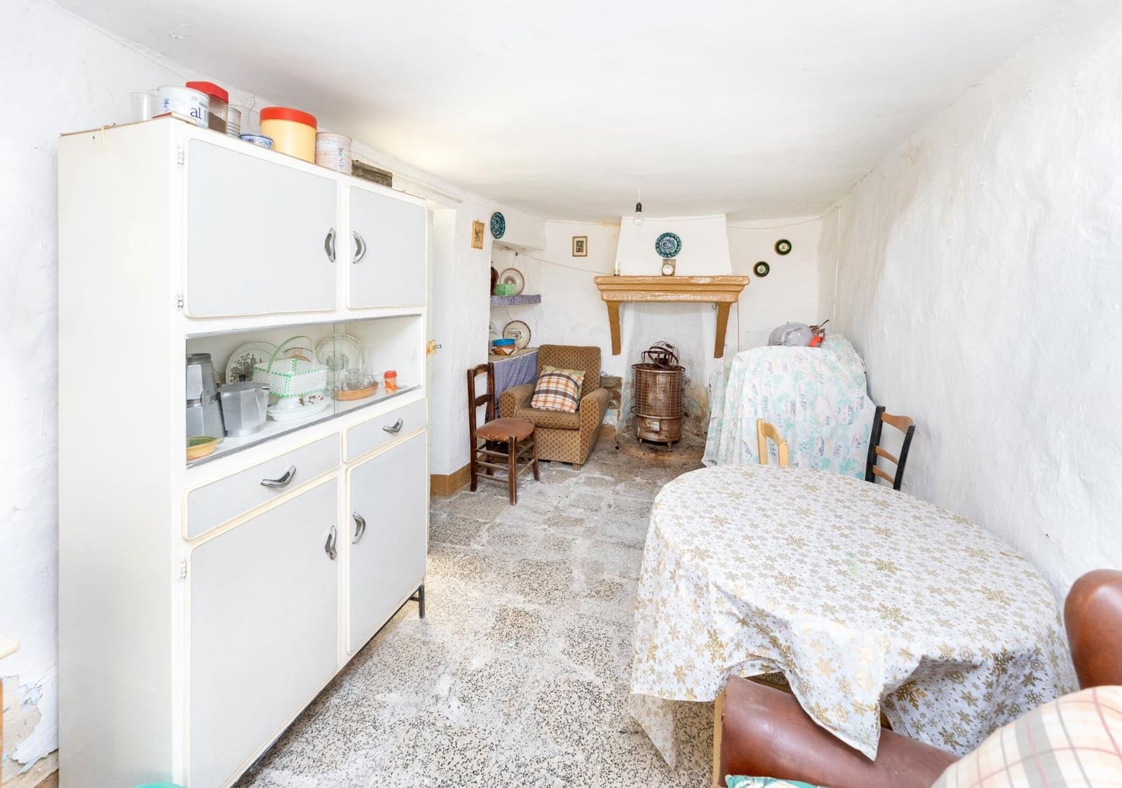 3 slaapkamer Halfvrijstaande villa te koop in Pinos Genil - € 67.000 (Ref: 10171967)