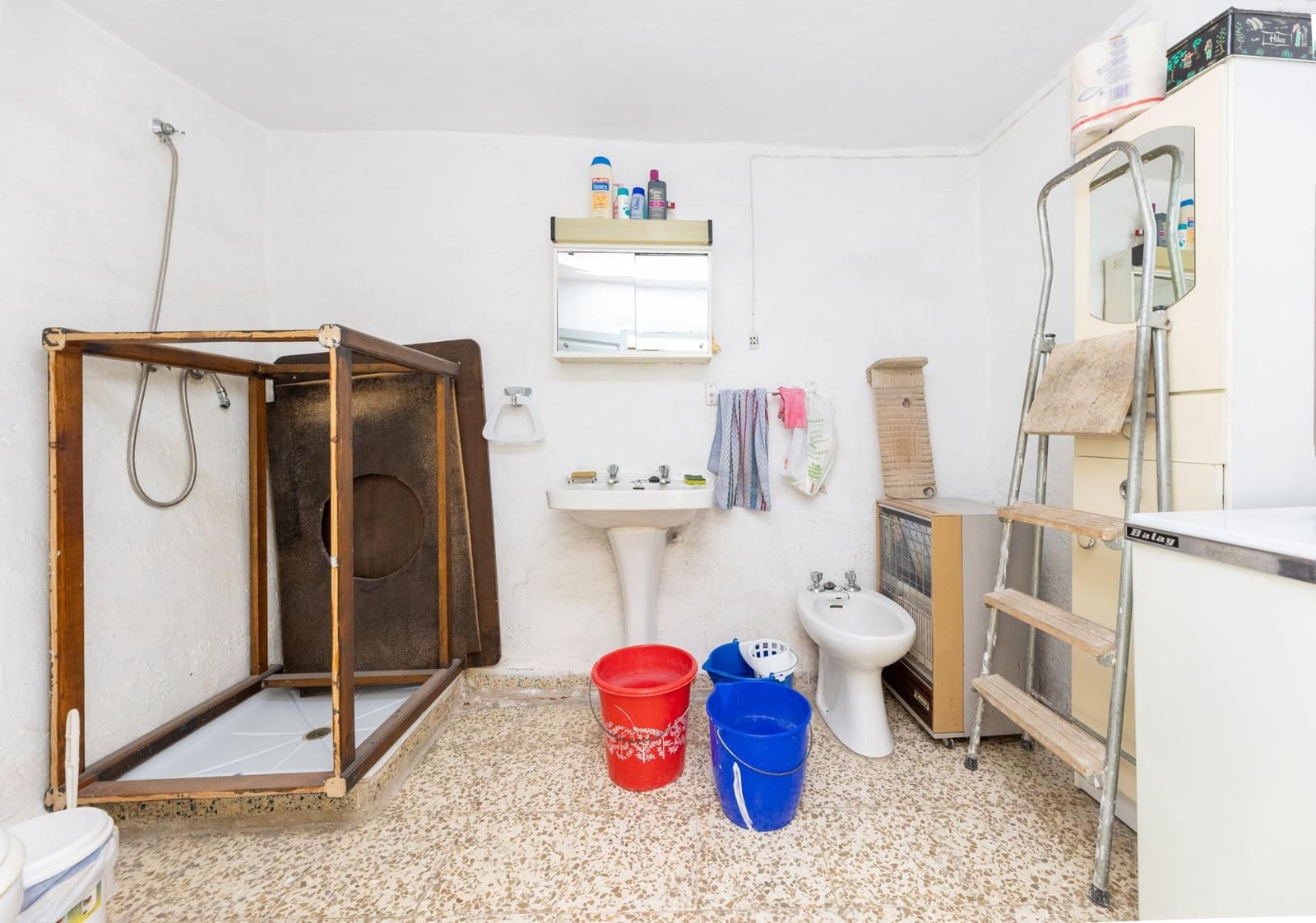3 slaapkamer Halfvrijstaande villa te koop in Pinos Genil - € 67.000 (Ref: 10171967)