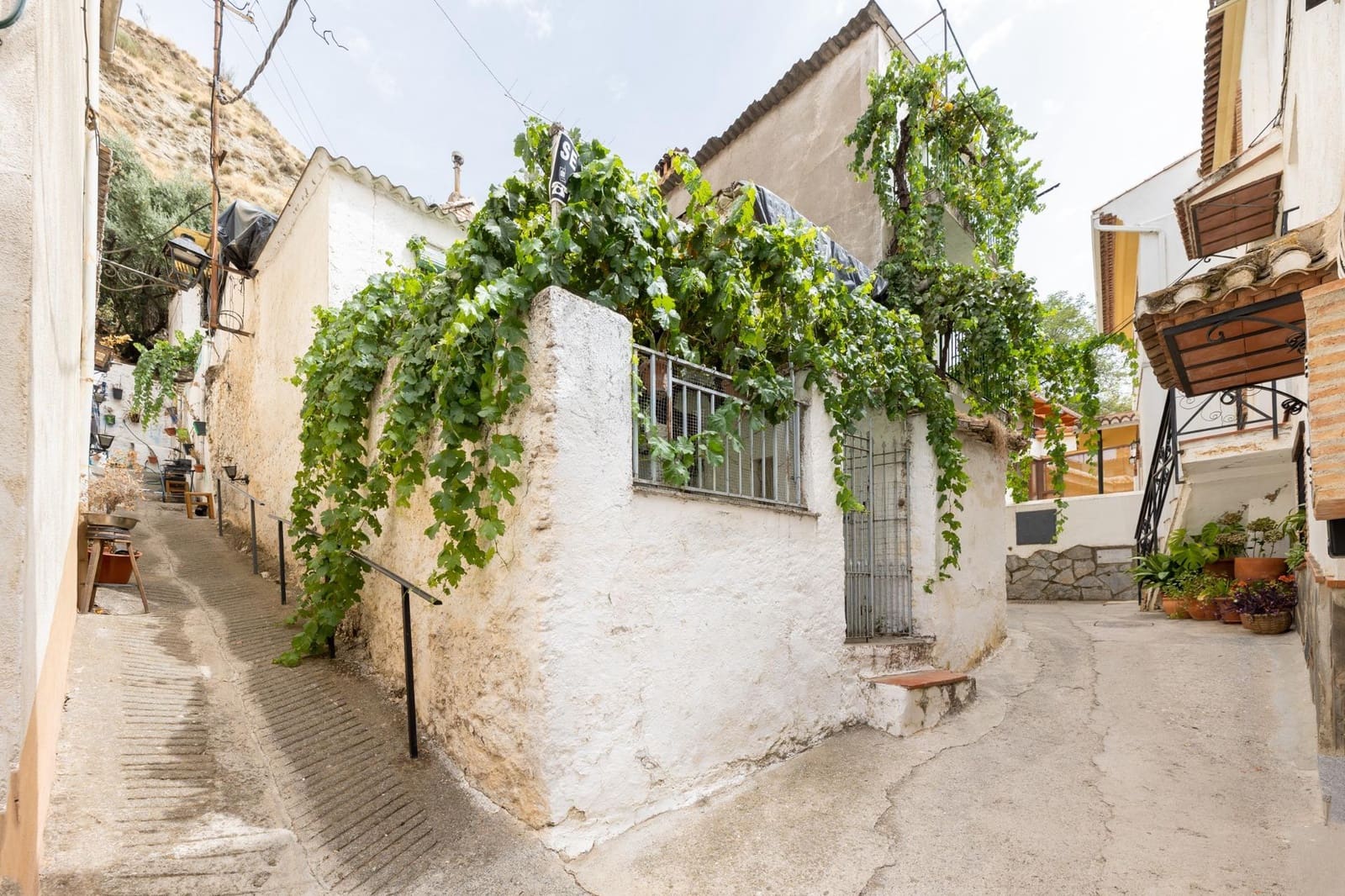 3 slaapkamer Halfvrijstaande villa te koop in Pinos Genil - € 67.000 (Ref: 10171967)