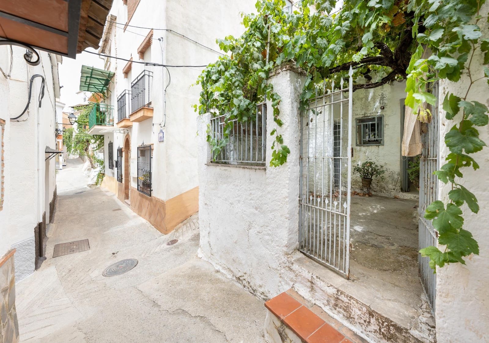 3 slaapkamer Halfvrijstaande villa te koop in Pinos Genil - € 67.000 (Ref: 10171967)