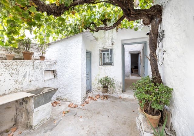3 slaapkamer Halfvrijstaande villa te koop in Pinos Genil - € 67.000 (Ref: 10171967)