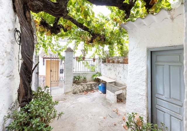3 slaapkamer Halfvrijstaande villa te koop in Pinos Genil - € 67.000 (Ref: 10171967)