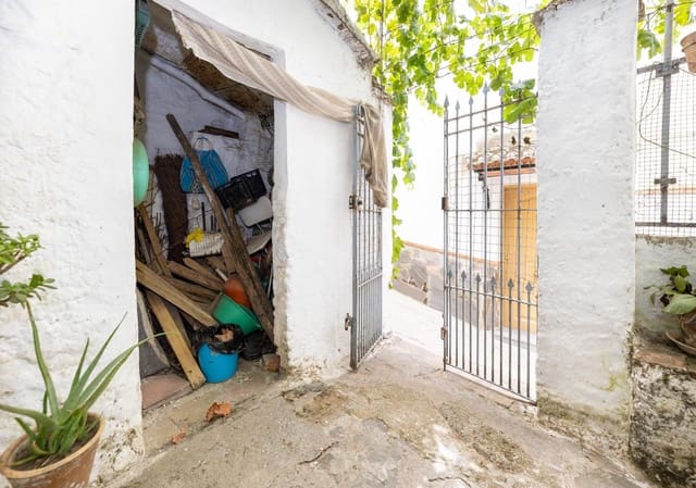 3 slaapkamer Halfvrijstaande villa te koop in Pinos Genil - € 67.000 (Ref: 10171967)