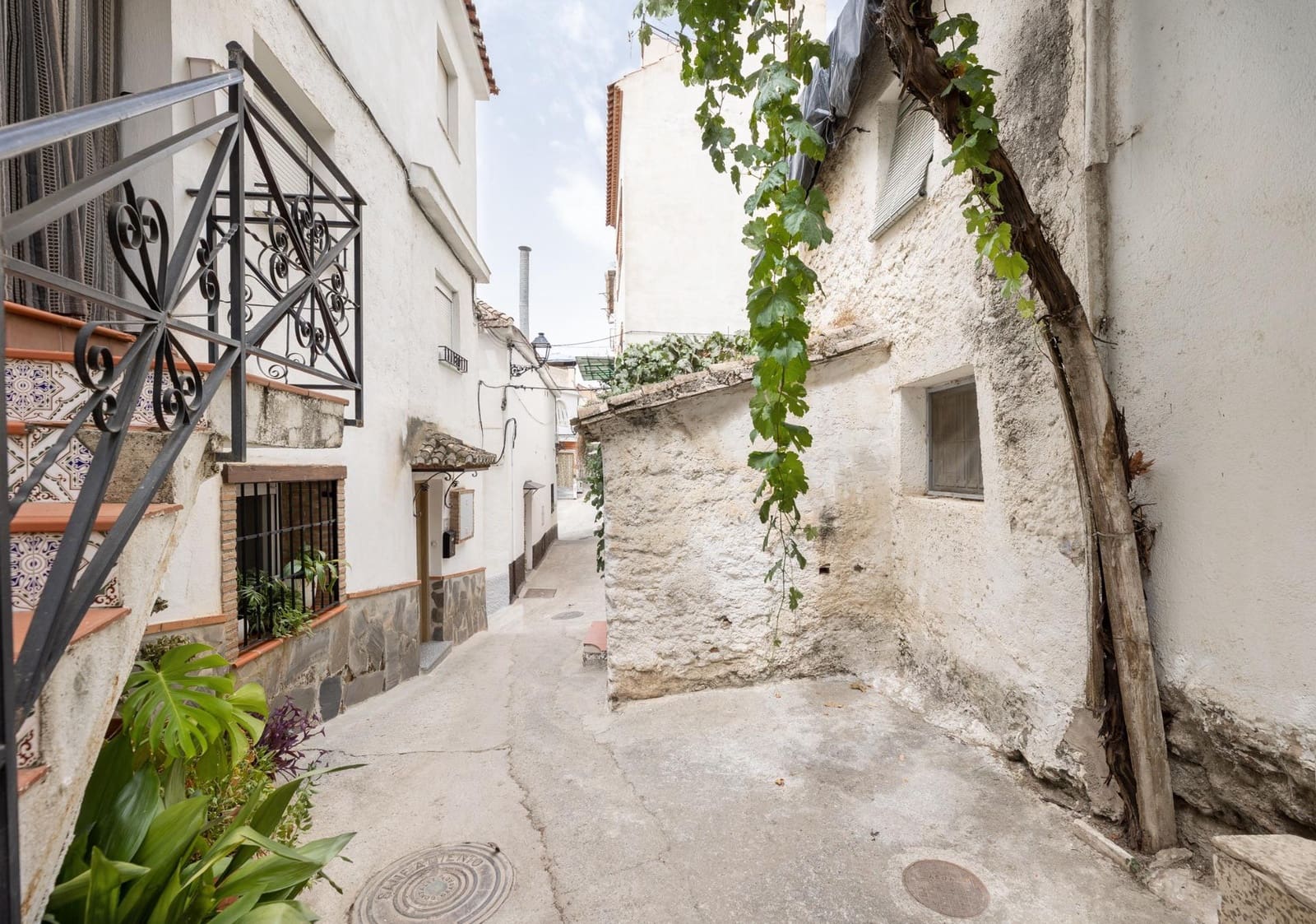 3 slaapkamer Halfvrijstaande villa te koop in Pinos Genil - € 67.000 (Ref: 10171967)