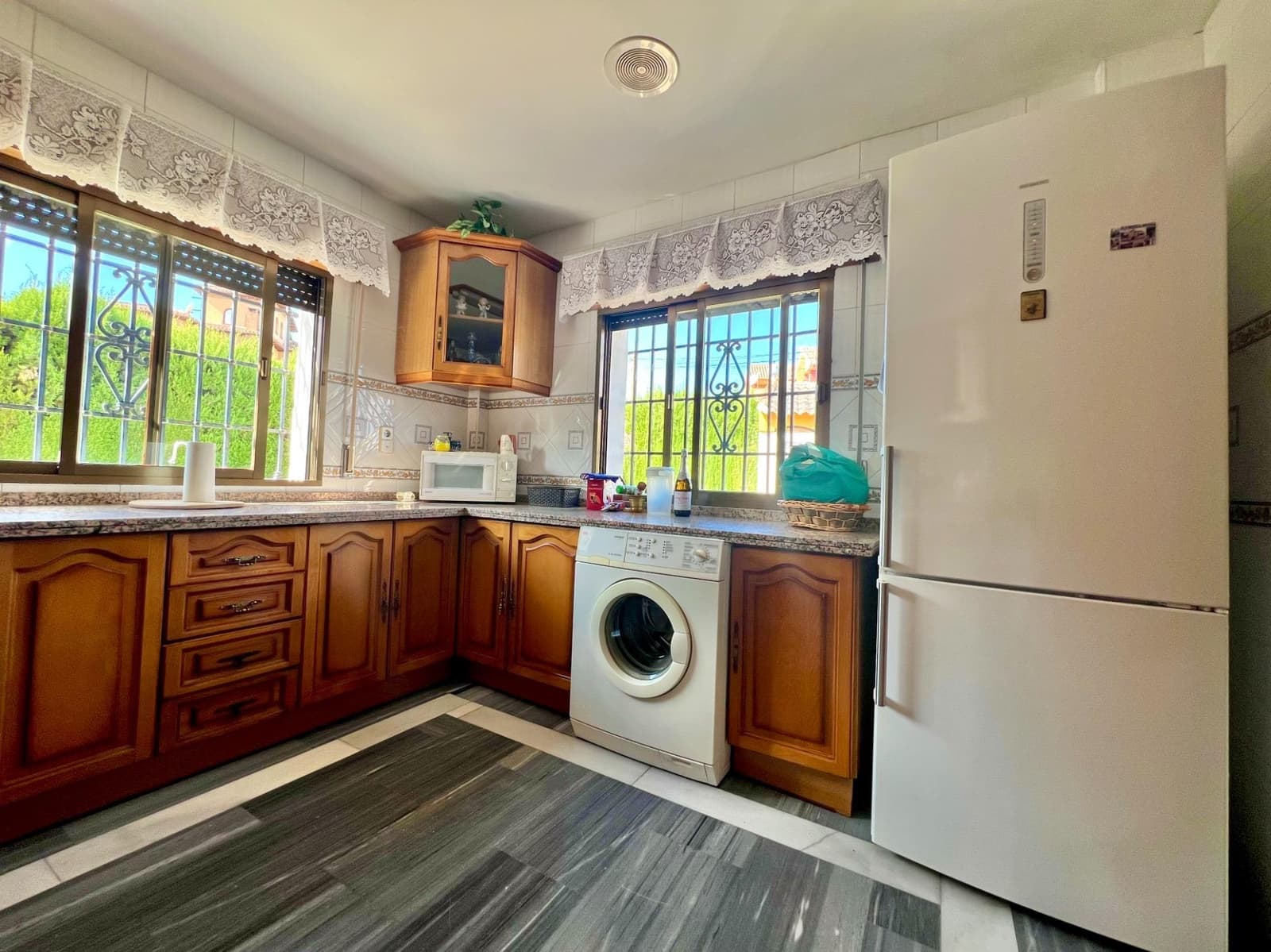 4 slaapkamer Villa te koop in Otura met zwembad garage - € 349.900 (Ref: 10171975)