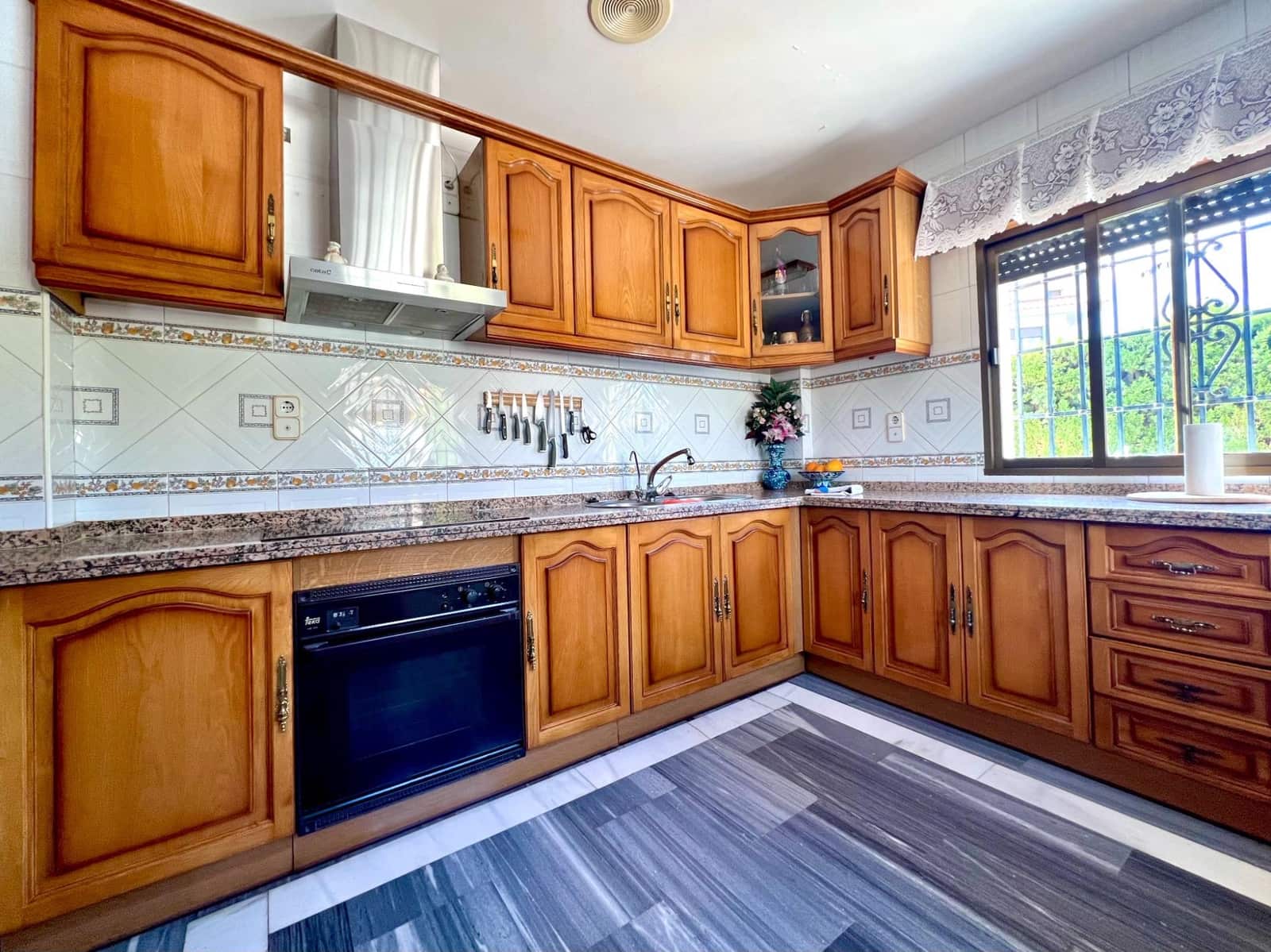 4 slaapkamer Villa te koop in Otura met zwembad garage - € 349.900 (Ref: 10171975)