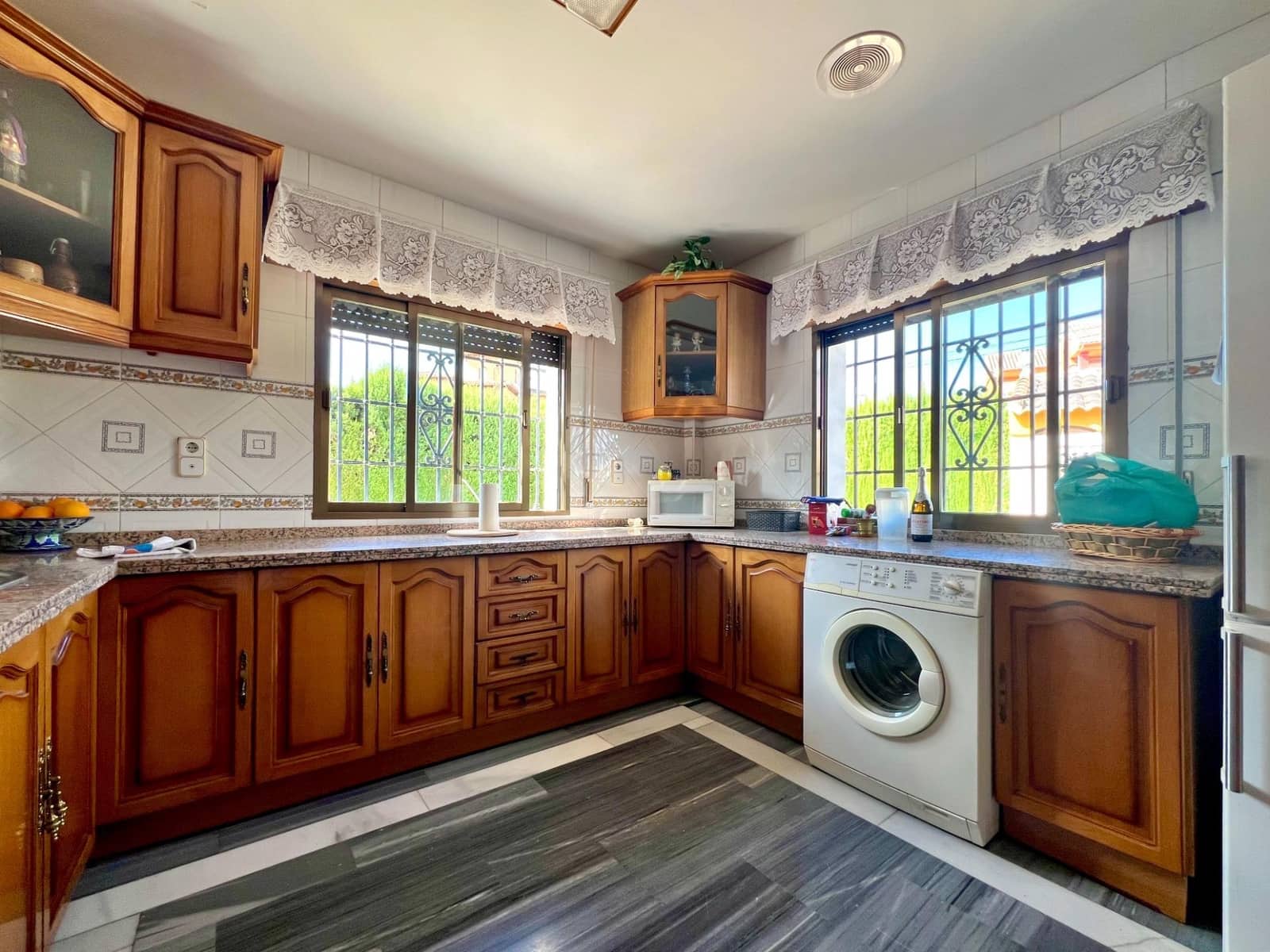 4 slaapkamer Villa te koop in Otura met zwembad garage - € 349.900 (Ref: 10171975)
