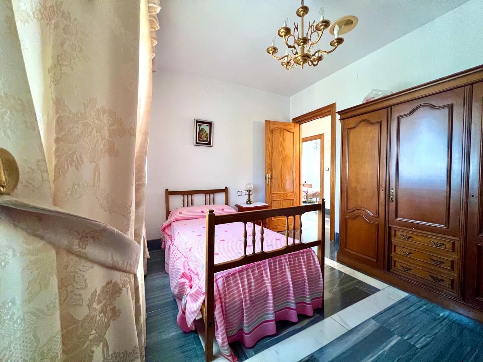 4 slaapkamer Villa te koop in Otura met zwembad garage - € 349.900 (Ref: 10171975)