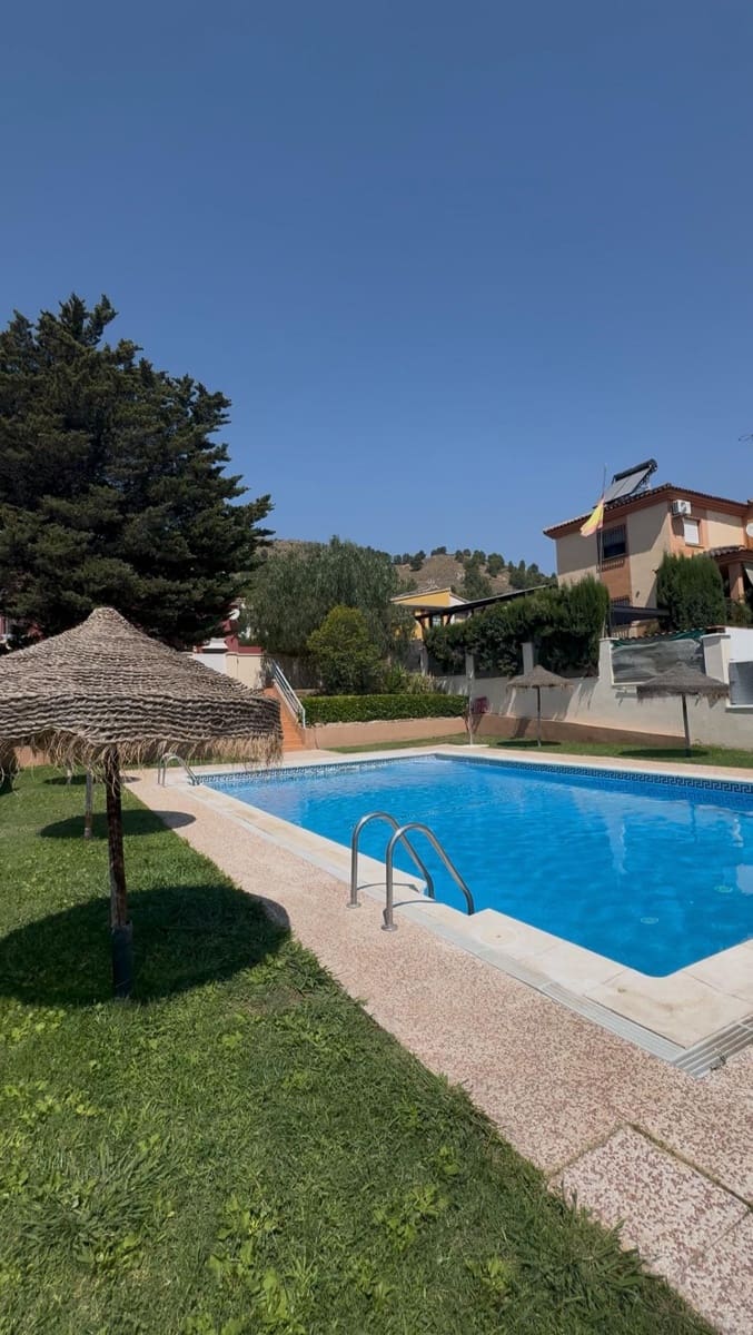Chalet de 4 habitaciones en Albolote en venta con piscina - 299.000 € (Ref: 10171981)