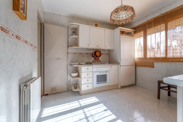 Chalet de 4 habitaciones en Albolote en venta con piscina - 299.000 € (Ref: 10171981)