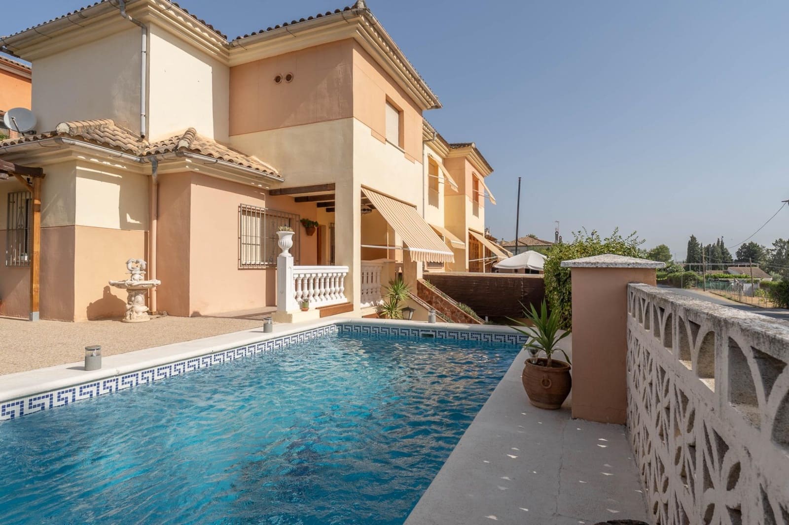 Chalet de 4 habitaciones en Albolote en venta con piscina - 299.000 € (Ref: 10171981)