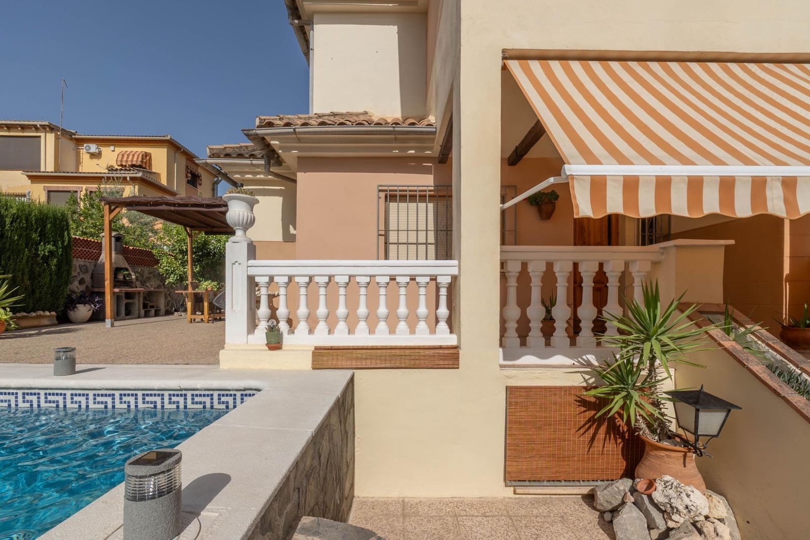 Chalet de 4 habitaciones en Albolote en venta con piscina - 299.000 € (Ref: 10171981)
