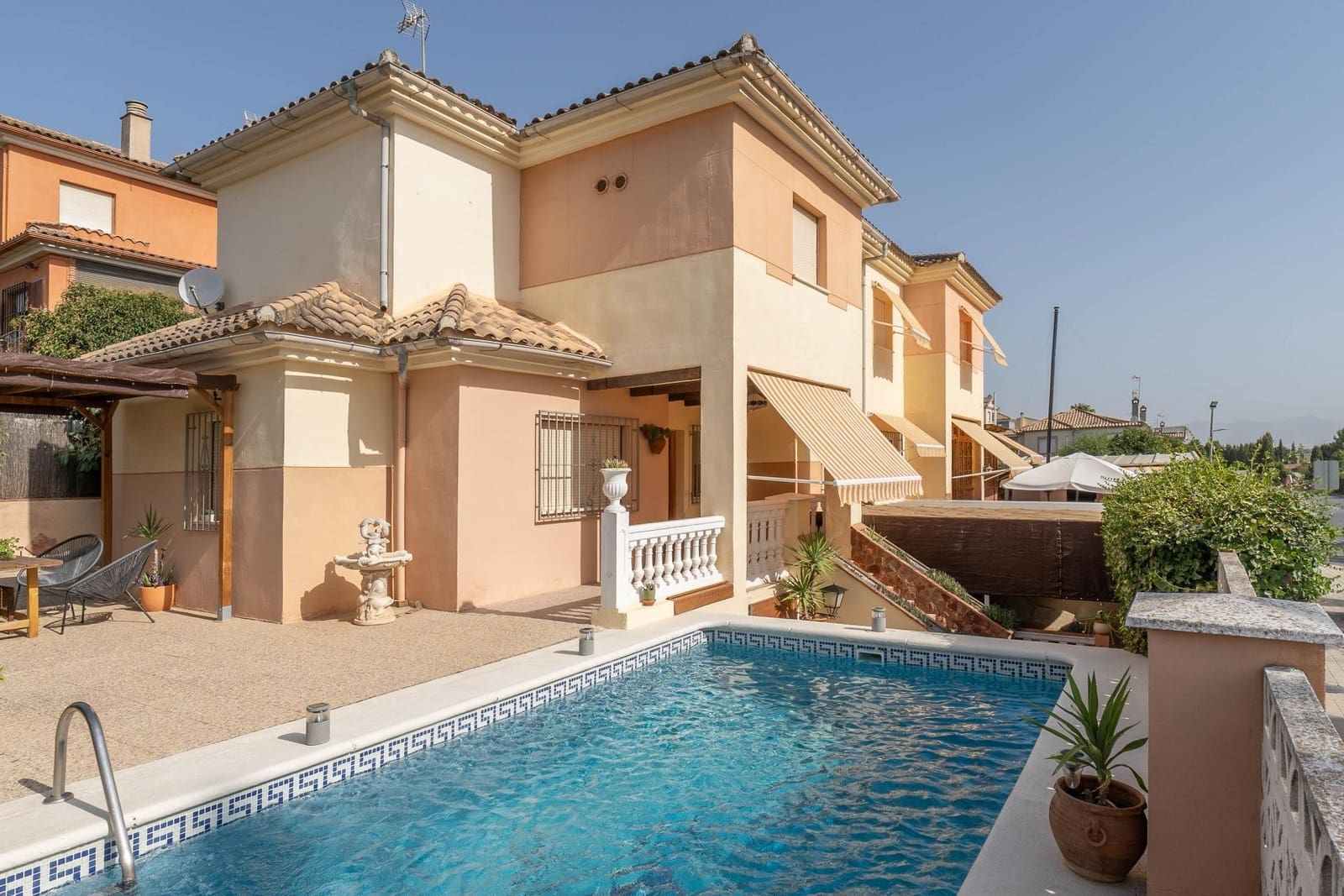 Chalet de 4 habitaciones en Albolote en venta con piscina - 299.000 € (Ref: 10171981)