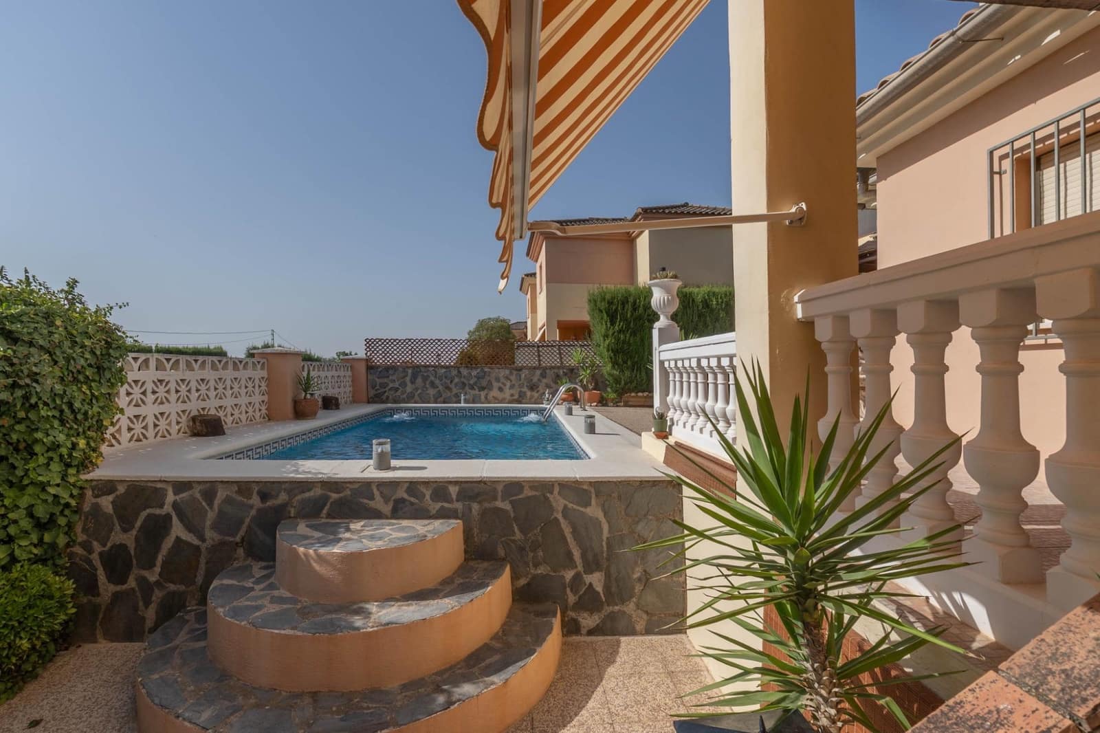 Chalet de 4 habitaciones en Albolote en venta con piscina - 299.000 € (Ref: 10171981)