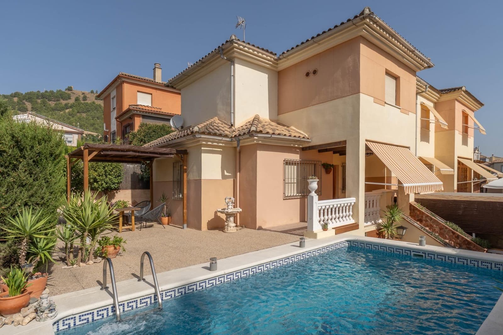 Chalet de 4 habitaciones en Albolote en venta con piscina - 299.000 € (Ref: 10171981)