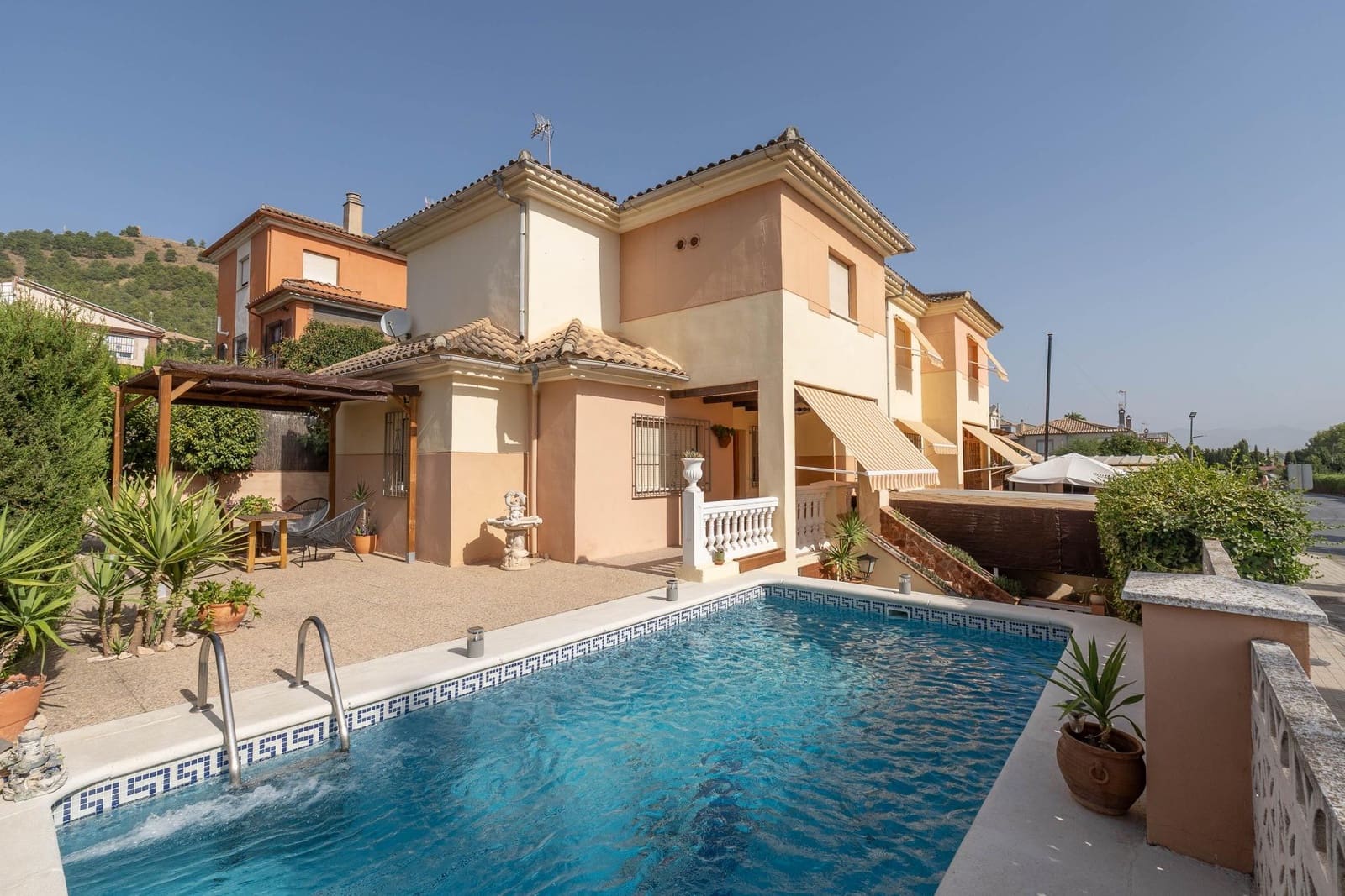 Chalet de 4 habitaciones en Albolote en venta con piscina - 299.000 € (Ref: 10171981)