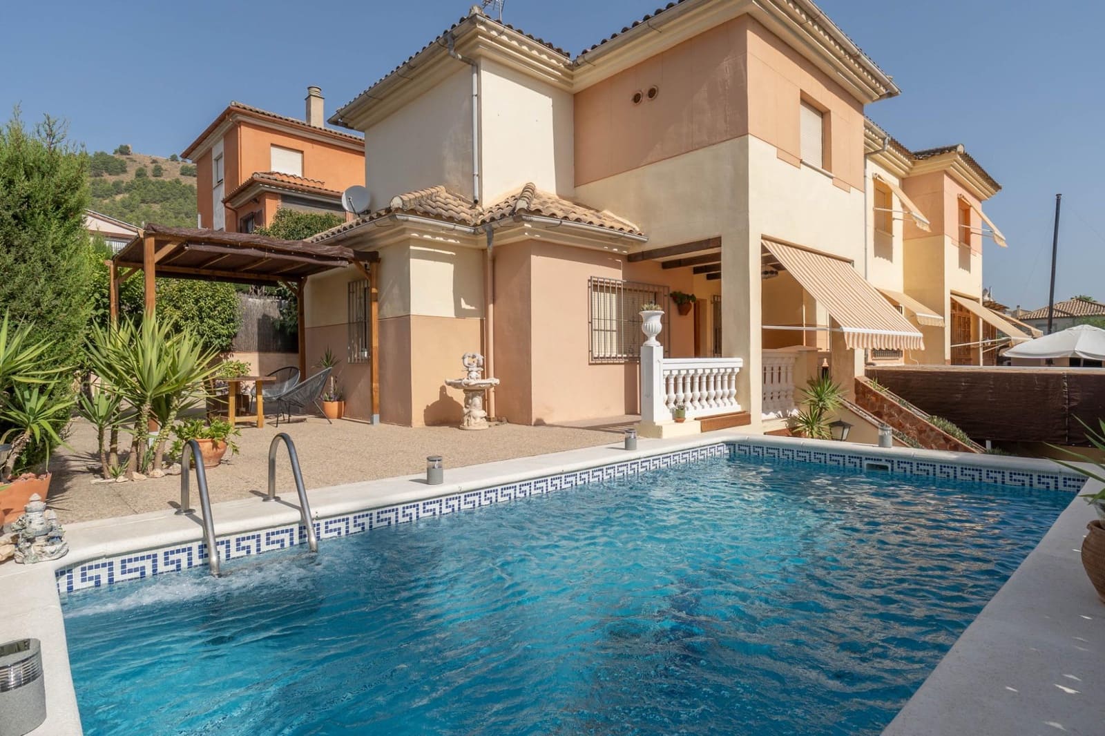 Chalet de 4 habitaciones en Albolote en venta con piscina - 299.000 € (Ref: 10171981)