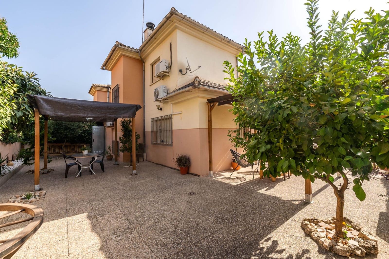 Chalet de 4 habitaciones en Albolote en venta con piscina - 299.000 € (Ref: 10171981)