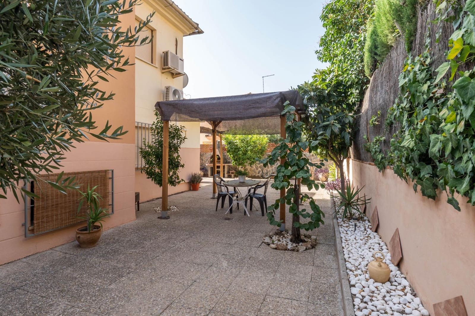 Chalet de 4 habitaciones en Albolote en venta con piscina - 299.000 € (Ref: 10171981)