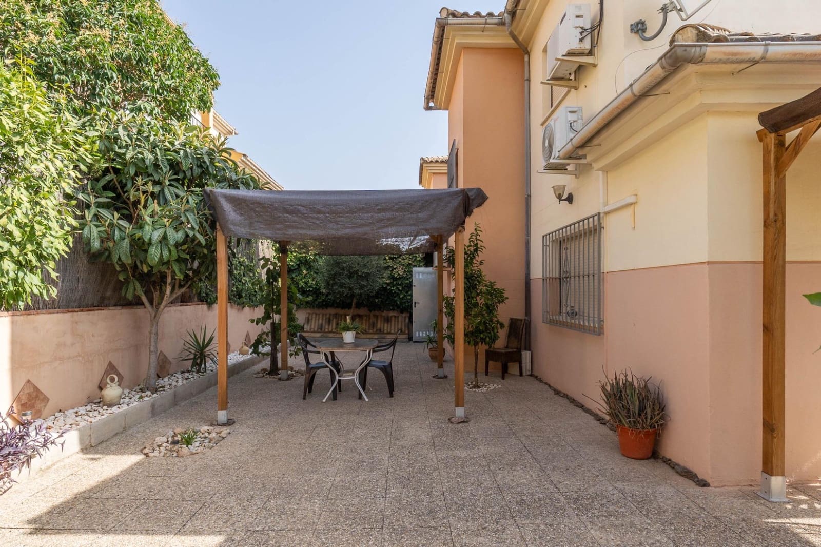 Chalet de 4 habitaciones en Albolote en venta con piscina - 299.000 € (Ref: 10171981)
