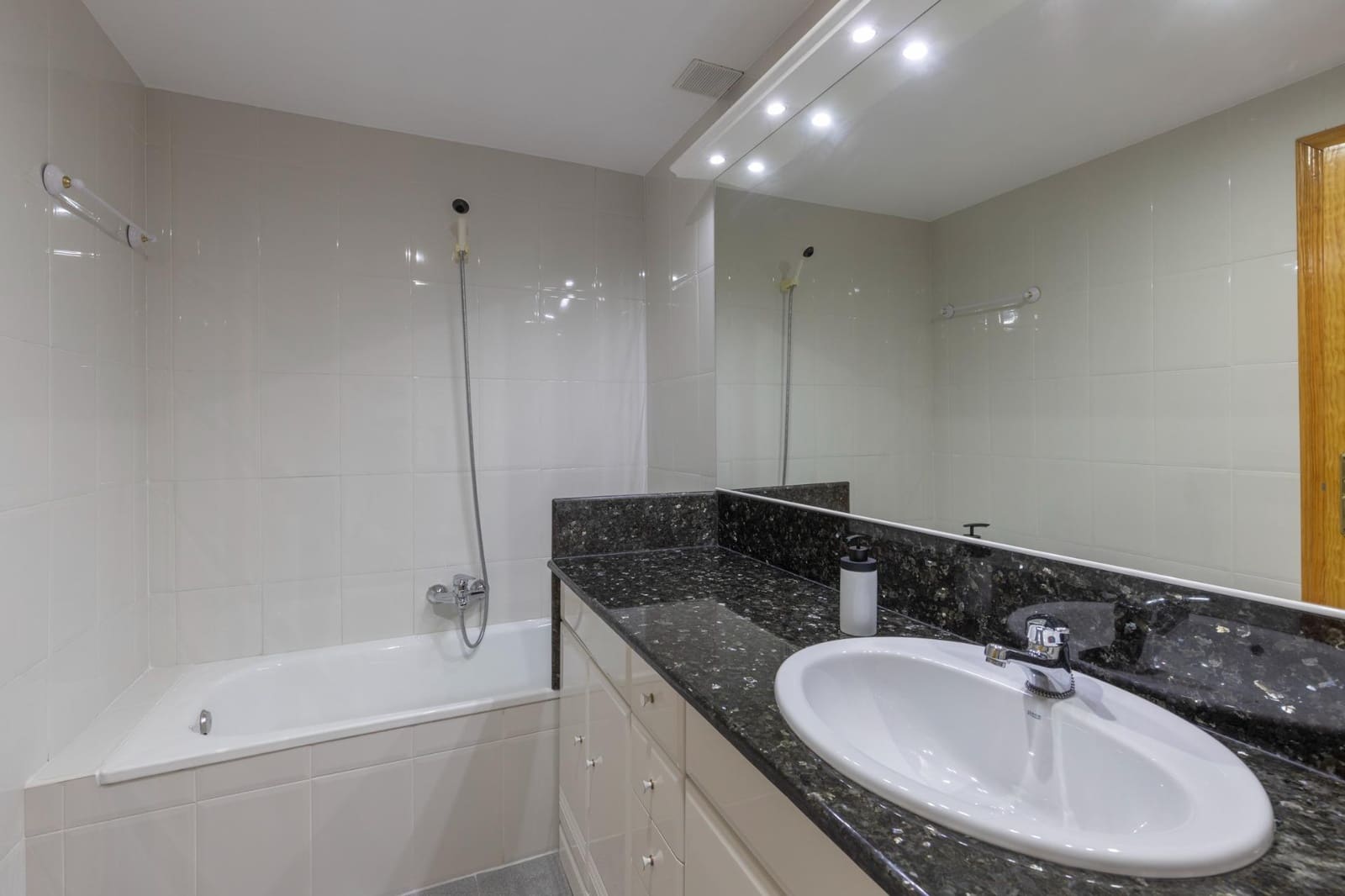 Adosado de 3 habitaciones en Granada ciudad en venta con piscina garaje - 354.000 € (Ref: 10171989)