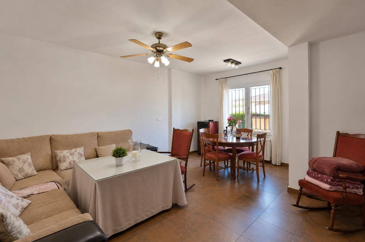 4 bedroom Villa for sale in Padul with pool garage - € 311,000 (Ref: 10171995)
