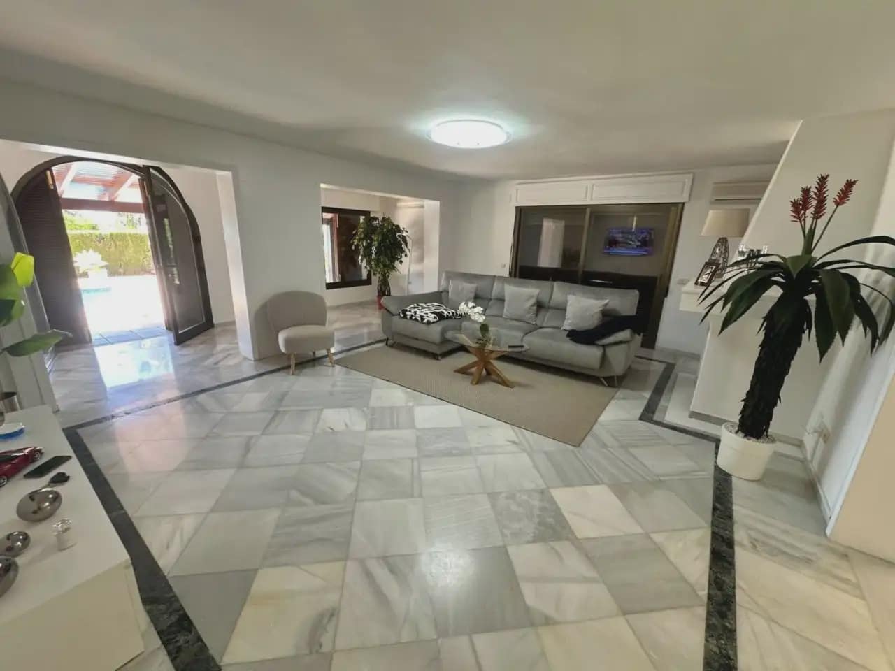 5 bedroom Villa for rent in Marbella with pool garage - € 6,000 (Ref: 10165282)