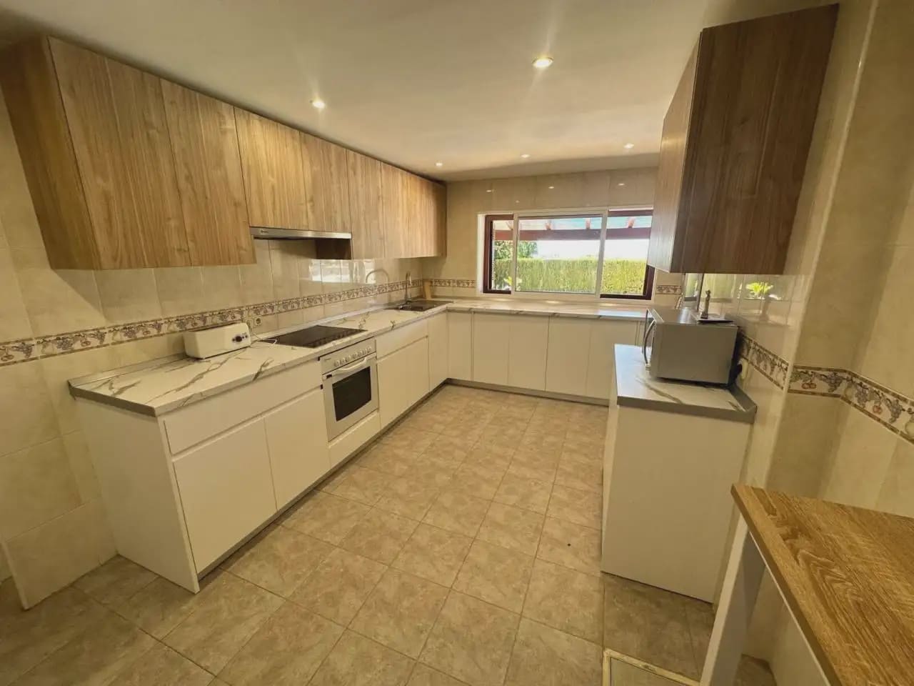 5 bedroom Villa for rent in Marbella with pool garage - € 6,000 (Ref: 10165282)