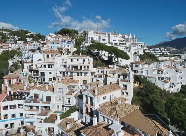 3 chambre Villa/Maison Mitoyenne à vendre à La Quinta, Benahavís avec piscine garage - 725 000 € (Ref: 10170070)