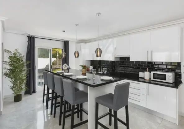3 soverom Leilighet til salgs i Marbella med svømmebasseng garasje - € 695 000 (Ref: 10170072)