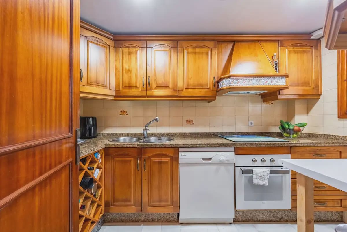 3 bedroom Terraced Villa for sale in Benahavis with pool - € 450,000 (Ref: 10170086)