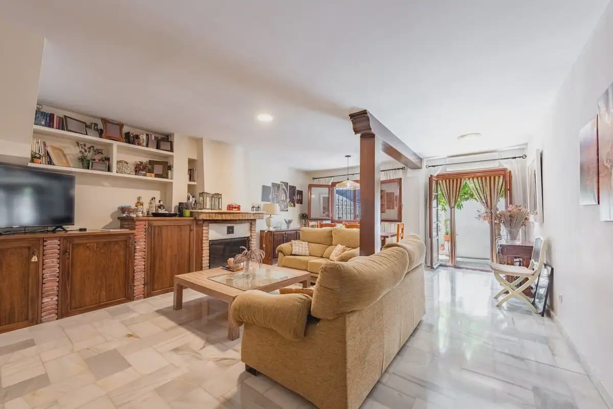 3 bedroom Terraced Villa for sale in Benahavis with pool - € 450,000 (Ref: 10170086)
