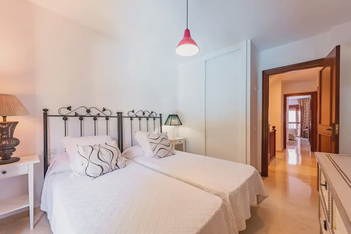 3 bedroom Terraced Villa for sale in Benahavis with pool - € 450,000 (Ref: 10170086)