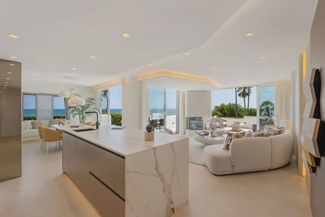 3 soverom Strandleiligheter til salgs i Zona de Punta Plata, Estepona med svømmebasseng garasje - € 2 995 000 (Ref: 10170100)