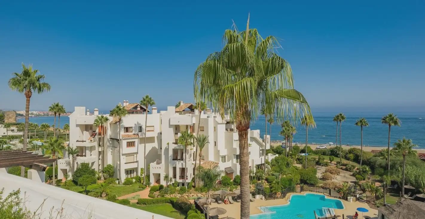 3 soveværelse Strandlejlighed til salg i Estepona med swimmingpool garage - € 1.995.000 (Ref: 10170115)