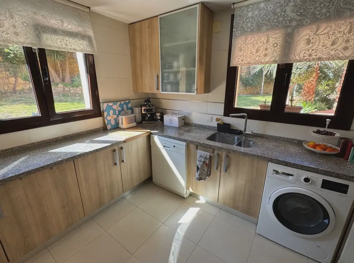 4 chambre Villa/Maison Semi-Mitoyenne à vendre à Estepona avec piscine garage - 665 000 € (Ref: 10170120)