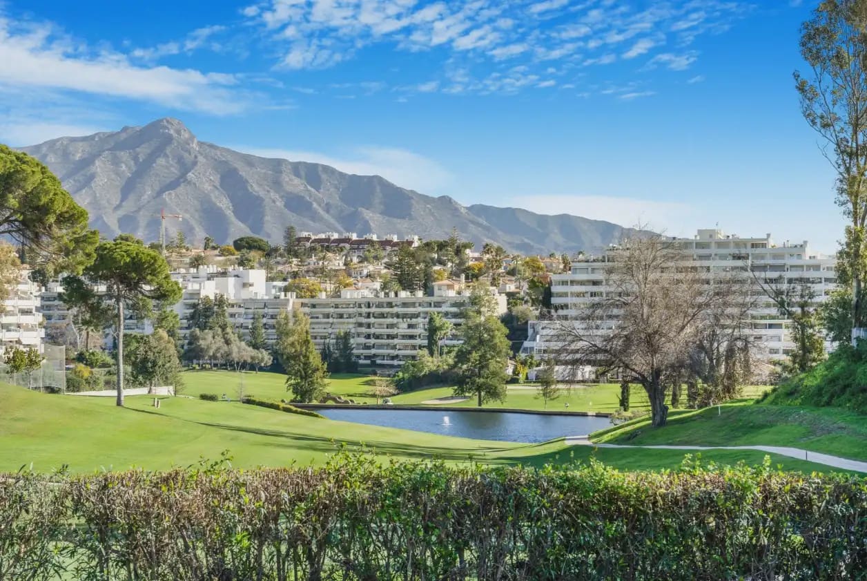 1 sypialnia Penthouse na sprzedaż w Marbella z basenem - 365 000 € (Ref: 10170132)